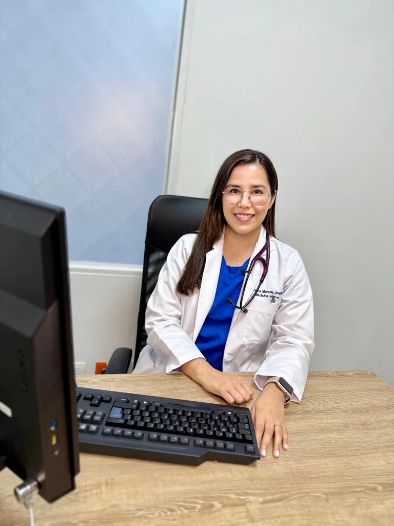 Doctora de la IPS sannarse en su consultorio con computador