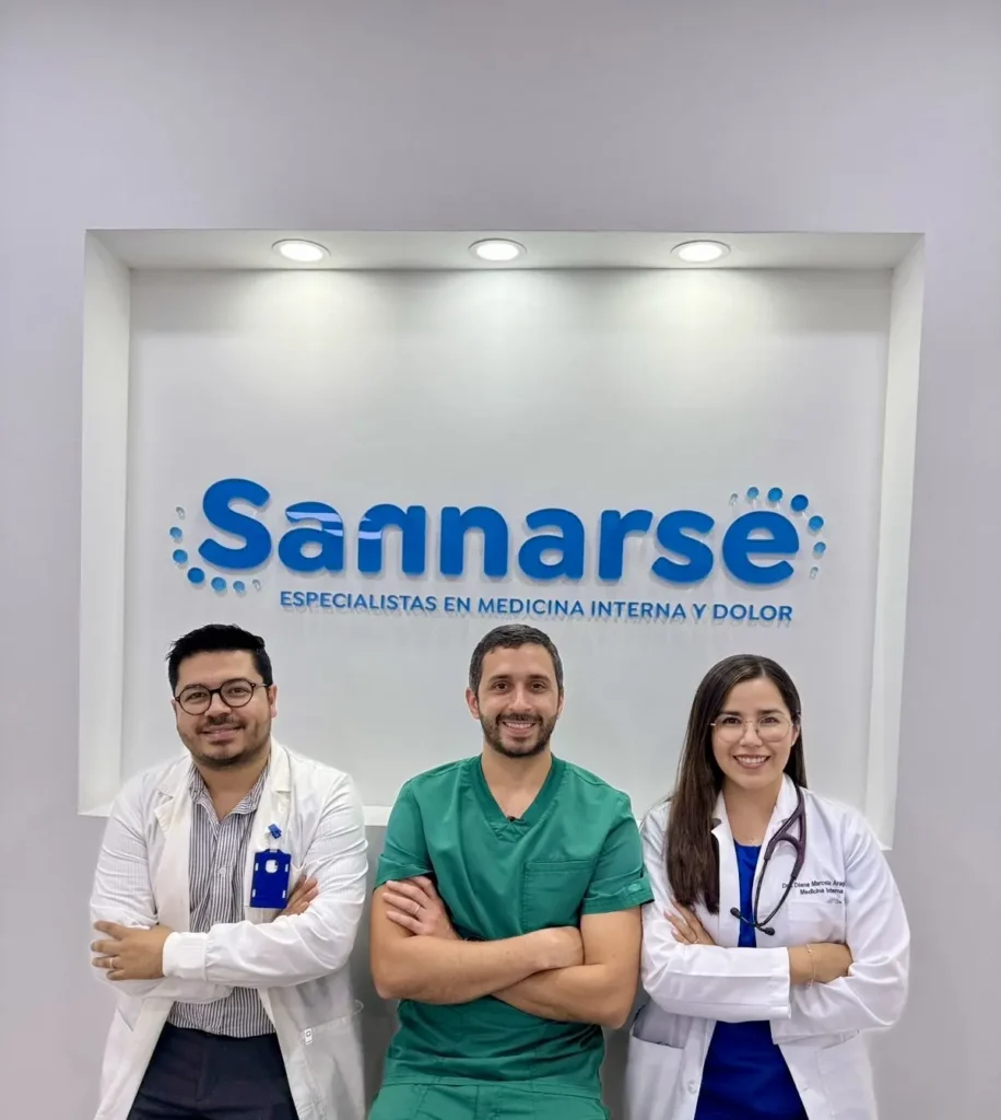 médicos de la ips sannarse posan bajo el logo de la ips