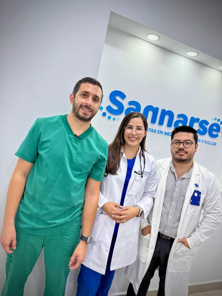 médicos de la IPS sonríen detras logo de ips sannarse