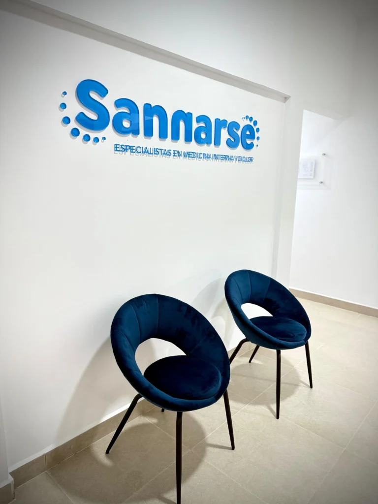 recepción de la IPS sannarse logo en pared blanca