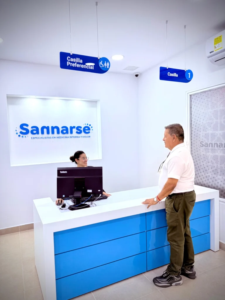 Persona llega a la recepción de sannarse en Cali