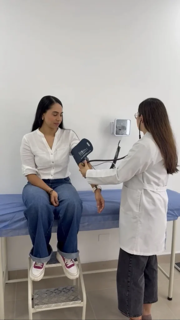 profesional médico toma la tención de paciente riesgo cardiovascular sannarse