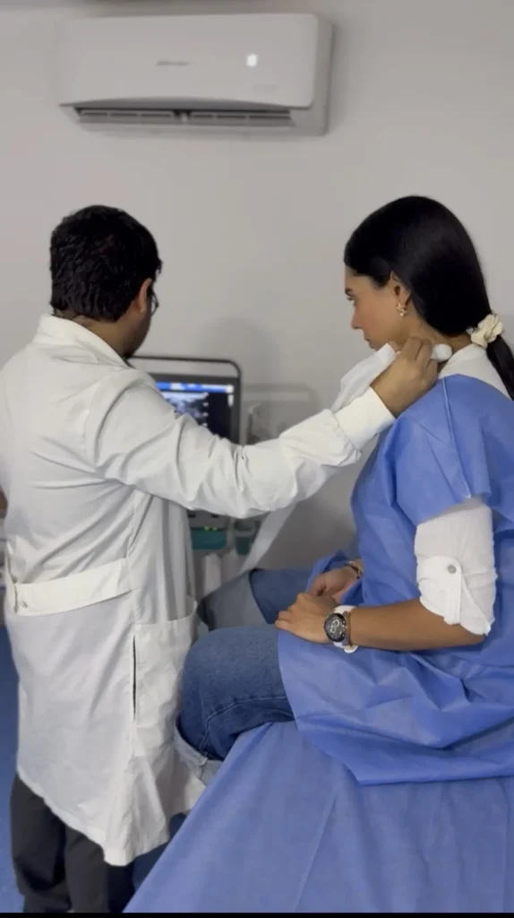 médico toma examen a paciente en Sannarse PS