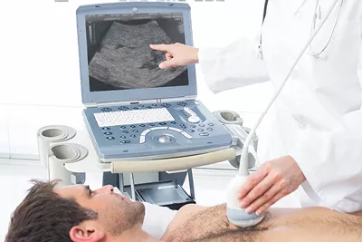 persona acostada mientras le hacen una valoración con el ecocardiograma sannarse