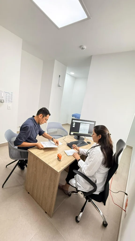 consuilta con paciente en ips sannarse, Valoración de Riesgo Cardiometabólico, lectura de resultados paciene en consulta